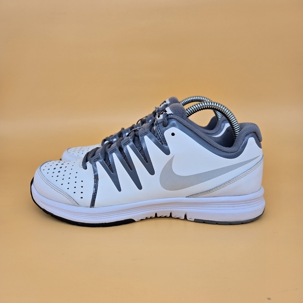 Nike Women's White and Gray Tennis Court Sneakers